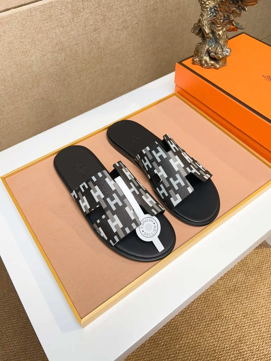 Men's clothing and shoes 💰280 💅💅💅 new arrival. Hermes Hermes official website latest counter synchronized new oran color leather H slippers, the original Paris version flew back to the original model and opened the mold to make it perfectly🍌The highest quality Sincerity, you can enter and leave the counter at will [Deyi] The upper is made of original customized  colored palm prints, crocodile print, ostrich print, colored cow leather, colored cow suede, 🤔 horse hair, 🥳 colored diamonds, 🥰 3D printing, and other genuine leather slippers, imported cow pattern foot pad lining, Italian  latest original genuine leather combination outsole Code number: 38-48 (customized at 46.47.48) Can be made into picture combination sole with genuine leather pattern and ordinary molded outsole